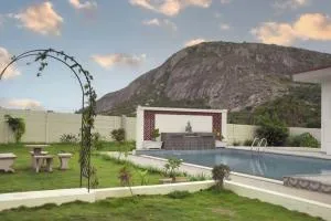 Retreat on the Ridge by Jade- Hill View pool Villa near Bangalore - Mandikal