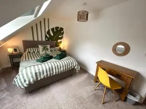 5 - Hedgehog Den, Large dog friendly garden with hottub - 朗格