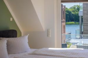 SeeGlück Malchow - Stilvolle Maisonette mit Balkonen & Seeblick