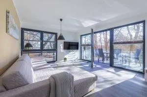 Insel der Asanas - Elegante Ferienwohnung mit Balkon, Kamin & Wellness am Krakower See - 旧施韦林