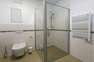 Insel der Asanas - Elegante Ferienwohnung mit Balkon, Kamin & Wellness am Krakower See