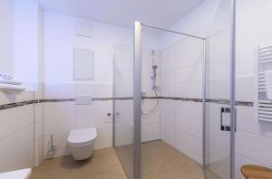 Mantra-Oase - Gemütliches Apartment mit Seeblick, Kamin & Wellness am Krakower See