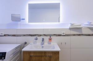 Mantra-Oase - Gemütliches Apartment mit Seeblick, Kamin & Wellness am Krakower See