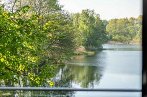 Mantra-Oase - Gemütliches Apartment mit Seeblick, Kamin & Wellness am Krakower See