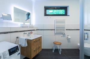 Bewusstsein - Modernes Apartment mit Terrasse, Walk-In-Dusche & Wellnesszugang