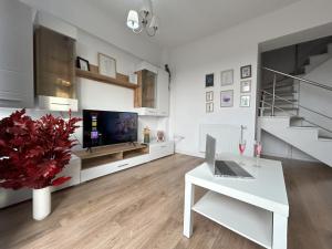 Elegant Premium Apartment with Panoramic Views - 10