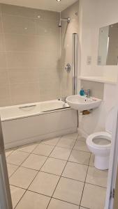 Luxury Green 1 Bed City Centre Apartment close to Mailbox,Bullring, Broad Street for Leisure and Families