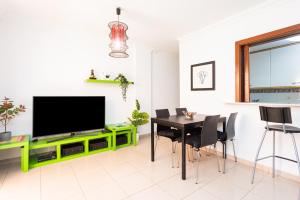 Los Seres , balcón y piscina