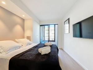 3P BETWEEN CROISETTE BEACHES AND ANTIBES STREET