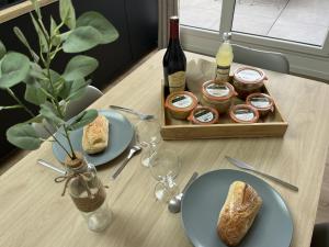 Appartements APPART-HOTEL n 3 avec terrasse, piscine, petit-dejeuner et parking prive : photos des chambres
