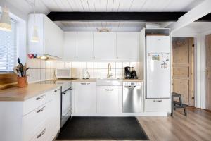 Nice Home In Ebeltoft With 4 Bedrooms, Sauna And Wifi