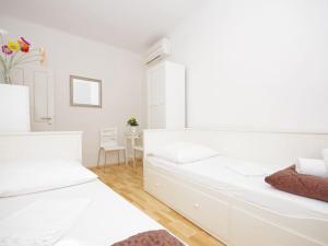 Apartment Esperanca by Interhome