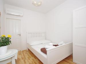 Apartment Esperanca by Interhome