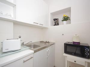 Apartment Esperanca by Interhome