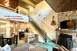 Condo at Lutsen Mtn, Ski in Ski out, Hike, Bike, Ski, Swim, etc - Hovland