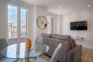 Charming Apartment for 4 Steps away from Mercado de San Miguel , Calle Mayor IV