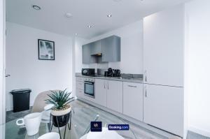 Modern 1 Bed Apartment with Balcony By Host A Home