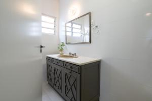 Apto completo a 120m da PRAIA, TRÊS QUARTOS, sala de estar, COZINHA COMPLETA, SACADA com VISTA MAR , Wi-Fi, ARES CONDICIONADOS, vaga privativa de garagem Reserve agora mesmo!