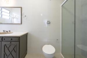 Apto completo a 120m da PRAIA, TRÊS QUARTOS, sala de estar, COZINHA COMPLETA, SACADA com VISTA MAR , Wi-Fi, ARES CONDICIONADOS, vaga privativa de garagem Reserve agora mesmo!