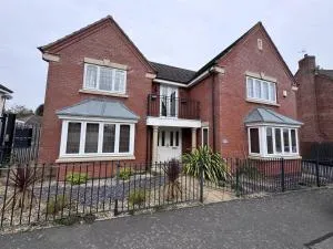Spacious 4BD House with Character in Coventry - 波尔克斯维尔