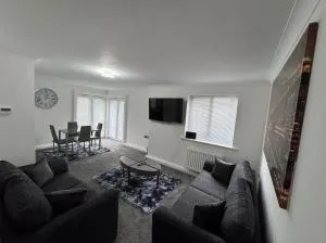 The Modern Balcony Apartment - 2 Bed 1 Bath Private Parking - Woolstone