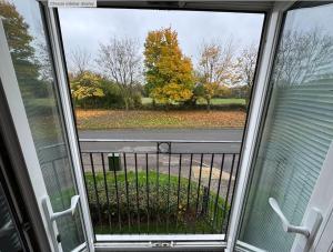 The Modern Balcony Apartment - 2 Bed 1 Bath Private Parking