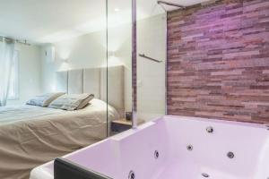 Appartements Love Room avec Jacuzzi, Le Saccard : photos des chambres