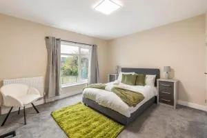 Modern Family Home Waltham Abbey Free Parking - 沃尔瑟姆阿比