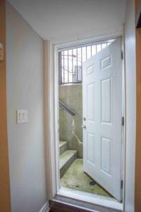 6BR house near Shops, Transit, Hwy and GO