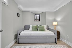 6BR house near Shops, Transit, Hwy and GO