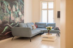 Spacious 3 bedroom, 3 ensuite bathroom elegant apartment near the Opera House