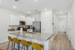 New Home near UWF & PNS Beach!