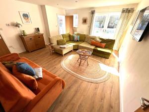 3 - Rabbit Warren, Bright décor home & private hot tub