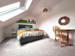 3 - Rabbit Warren, Bright décor home & private hot tub - 朗格