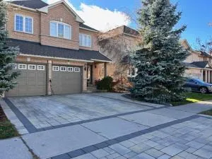 Private Walkout basement apartment separate entrance - Aurora