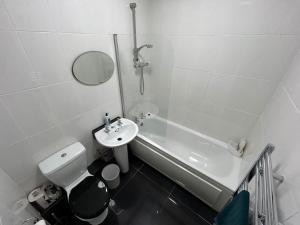 Entire House - 4 Bed - Sleeps 6