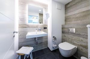 5 Sterne Strandräuber in Wustrow - Balkon, Sauna & Ostsee