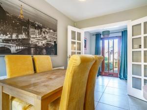 Beautiful 3-Bed Riverside Townhouse w Parking - Pass the Keys