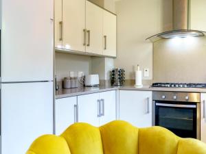 Pass the Keys Beautiful 3-Bed Riverside Townhouse w Parking