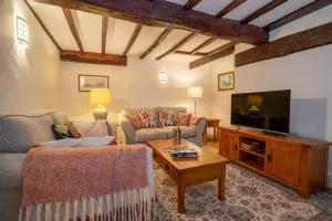 Saltbox Stays 3 bed house, 2 baths, sleeps 6, fast wifi, central location - Castle Gresley