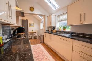 Saltbox Stays- Central, 3 bed, 2 bath,fast wifi, sleeps 6
