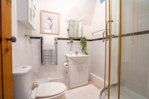 Saltbox Stays- Central, 3 bed, 2 bath,fast wifi, sleeps 6