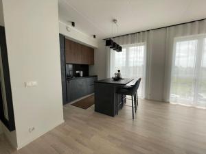 Spacious well-lighted apartment - self check-in, parking