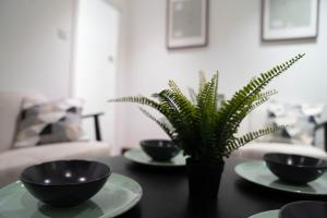 Modern, Cozy 3-bed House in London perfect for families, contractors and groups!