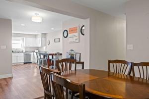 Spacious 6BR Near Ark! Ample Parking, 3 Full Baths