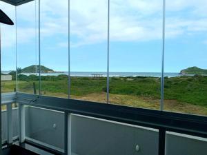 Apartamento de Frente para o Mar com Vista IncrÃvel da Praia da Vila, Piscina e Varanda com Churrasqueira
