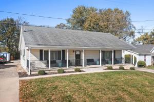 4BR, 3Bath for 11, Near Ark, Plenty of Free Parking