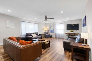 4BR, 3Bath for 11, Near Ark, Plenty of Free Parking