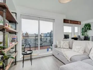 Chinatown Gem - min 30 Day Stay-Sunny South-Facing Suite with Work Desk in Historic Chinatown by Victoria Prime! - Langford