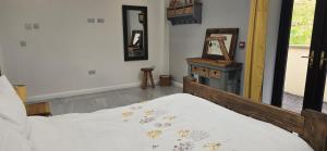 The Old Mountain Stables Caerllwyn Ganol Farm